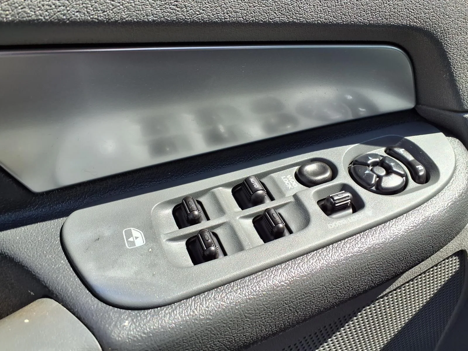 Used 2007 White Dodge SLT image 23