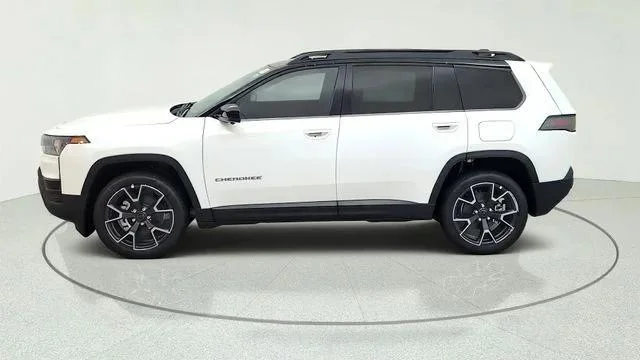 New 2026 Bright White Clear-Coat Exterior Paint Jeep Overland image 7