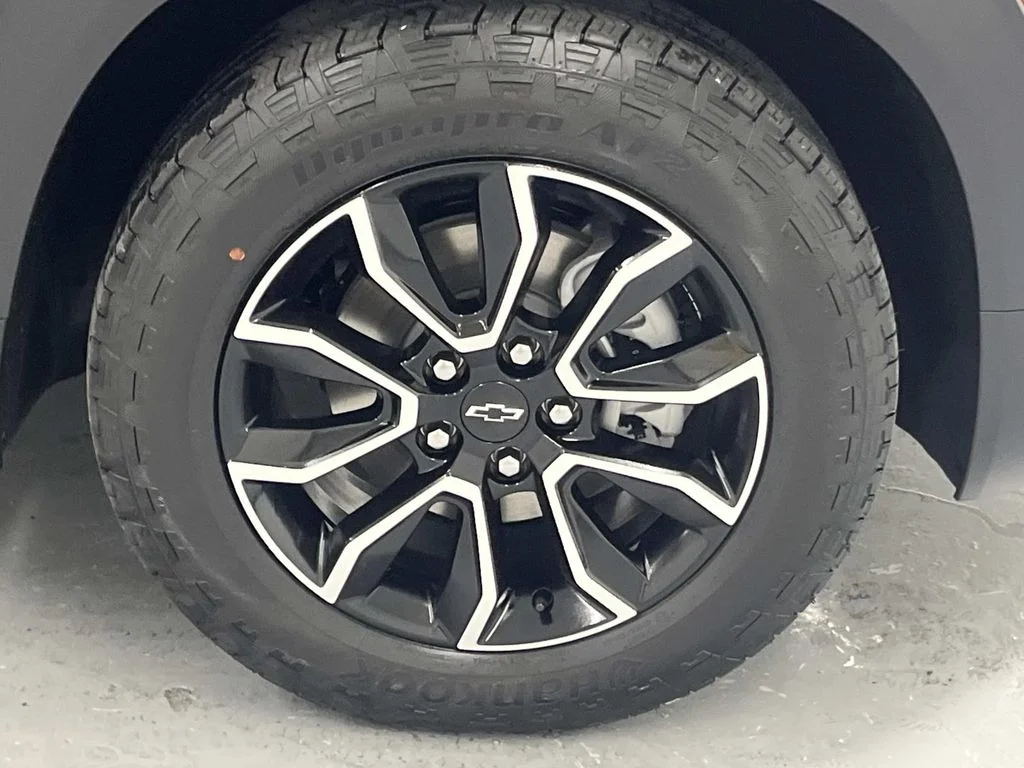New 2026 Mosaic Black Metallic Chevrolet ACTIV image 9