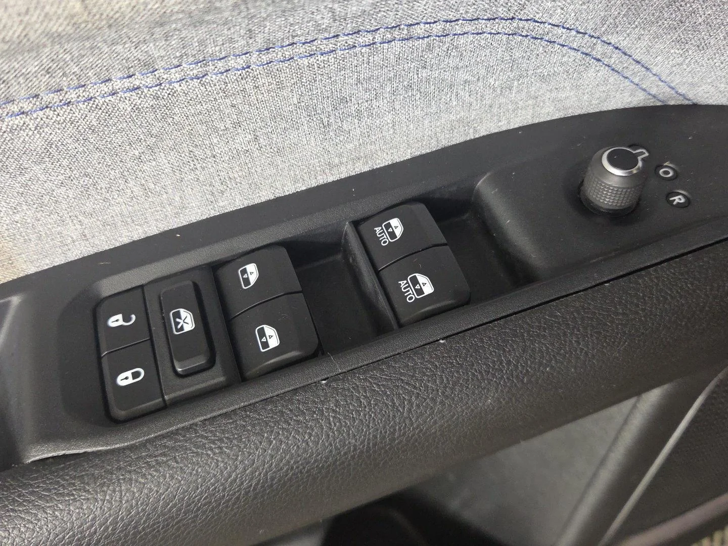 Used 2023 Diamond Black Crystal Pearlcoat Jeep Latitude image 23