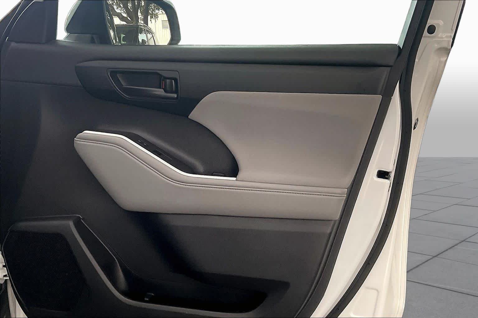2022 Toyota Highlander L - Photo 23