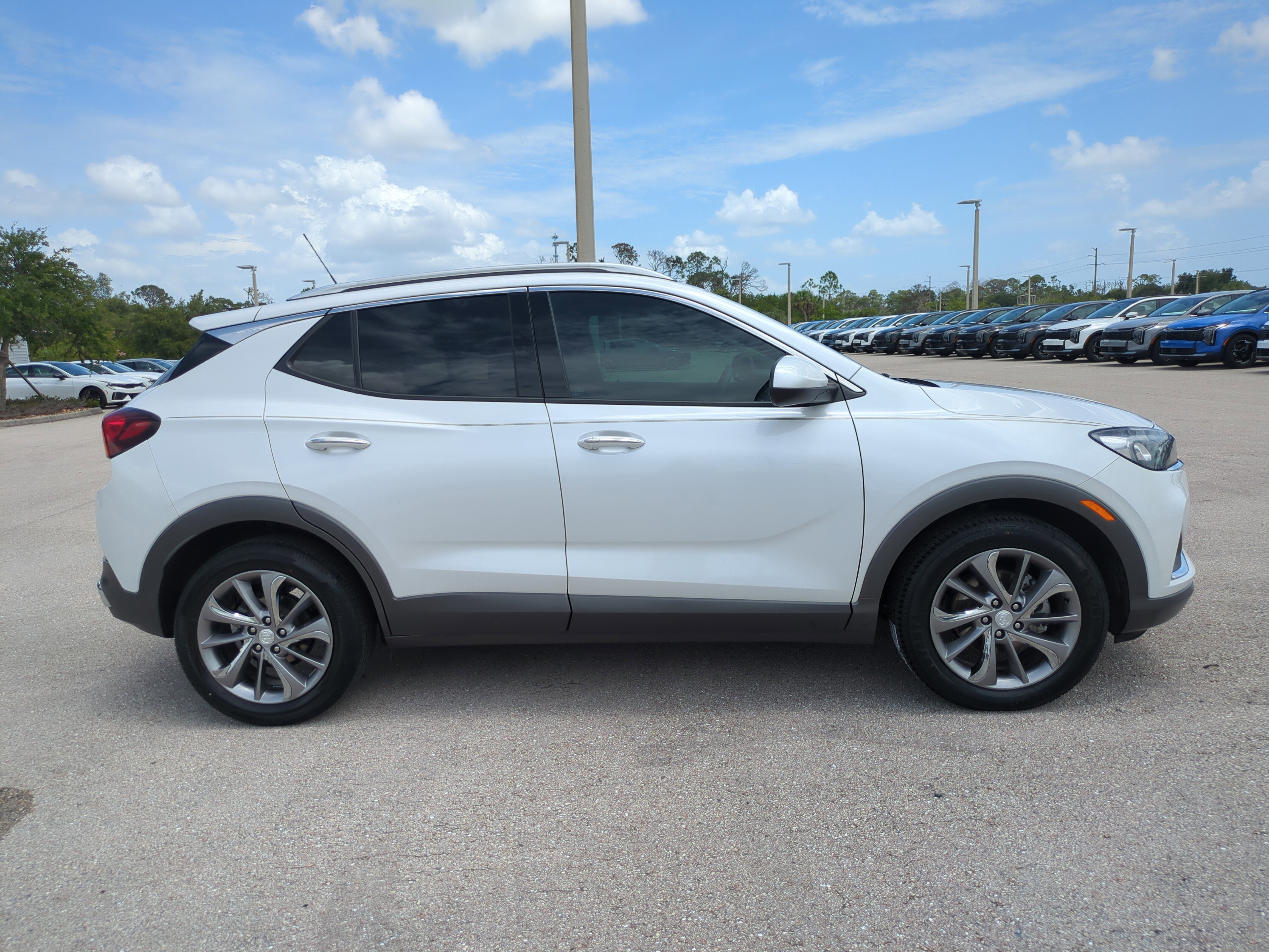 Used 2023 White Frost Tricoat Buick Essence image 3