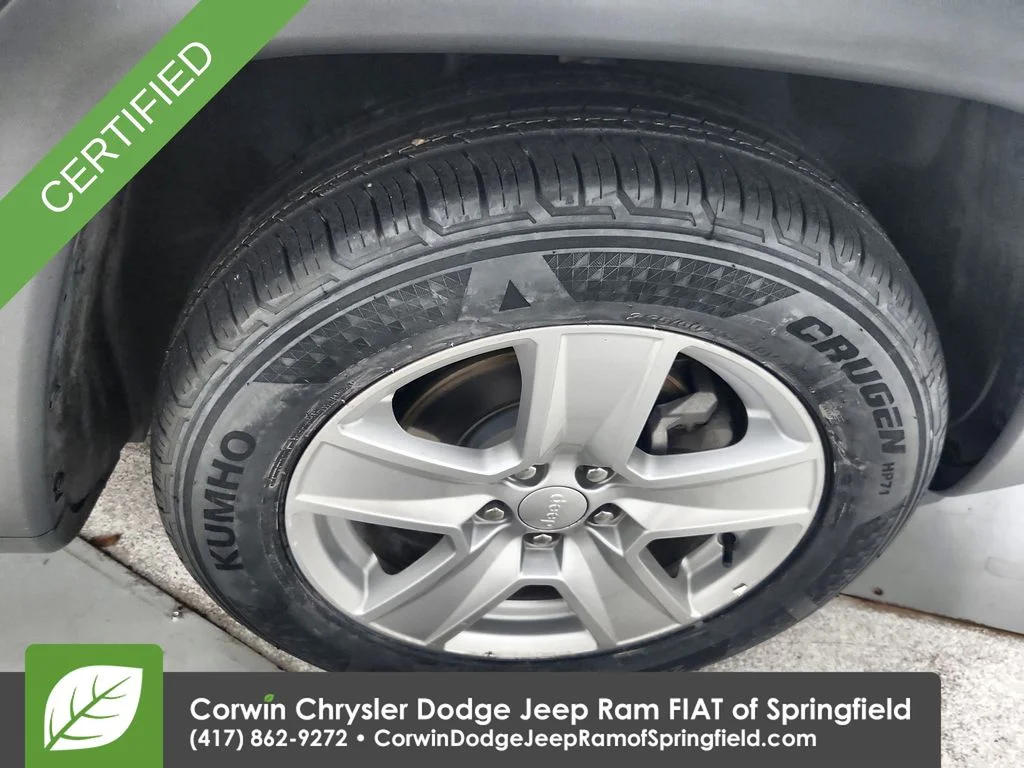 Used 2022 Silver Jeep Latitude image 15