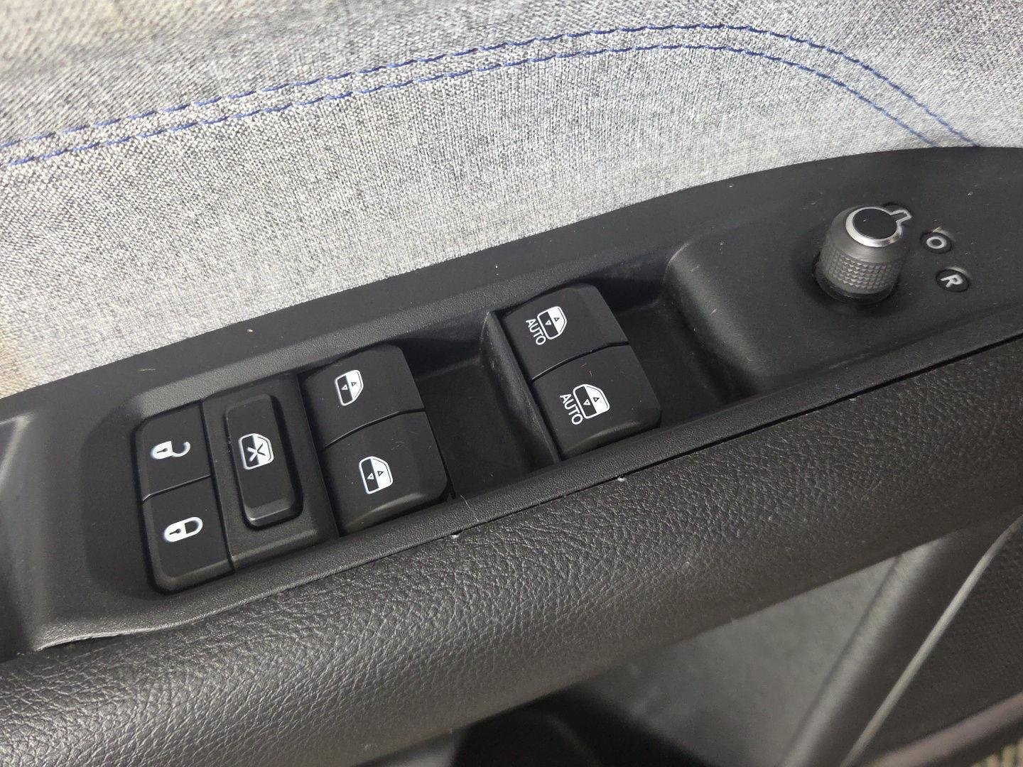 Used 2023 Diamond Black Crystal Pearlcoat Jeep Latitude image 23