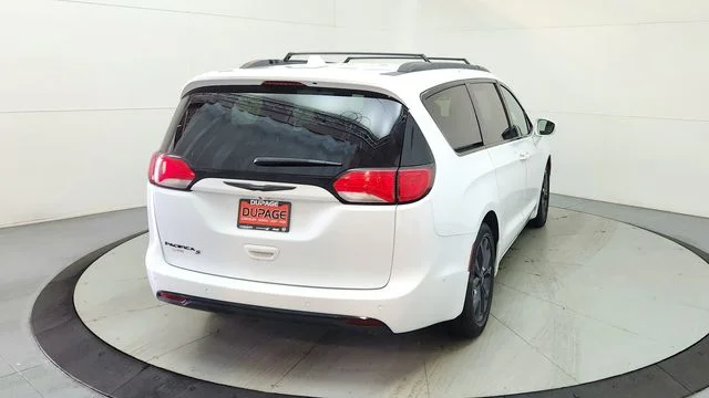 Used 2018 White Chrysler Touring L image 9