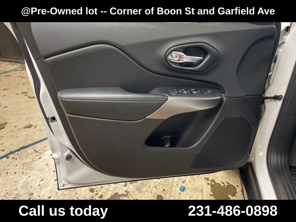 Used 2019 White Jeep Latitude Plus image 15