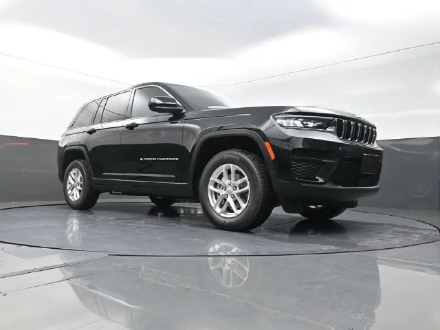 New 2026 Diamond Black Crystal Pearl-Coat Exterior Paint Jeep Laredo X image 18