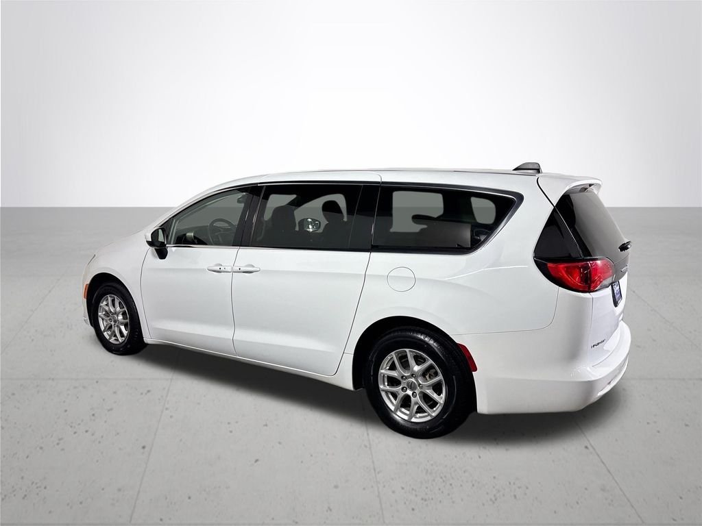 Used 2022 Bright White Clearcoat Chrysler LX image 8