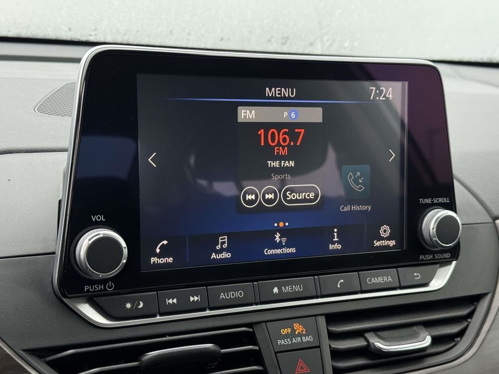 Used 2025 White Nissan 2.5 SV image 3