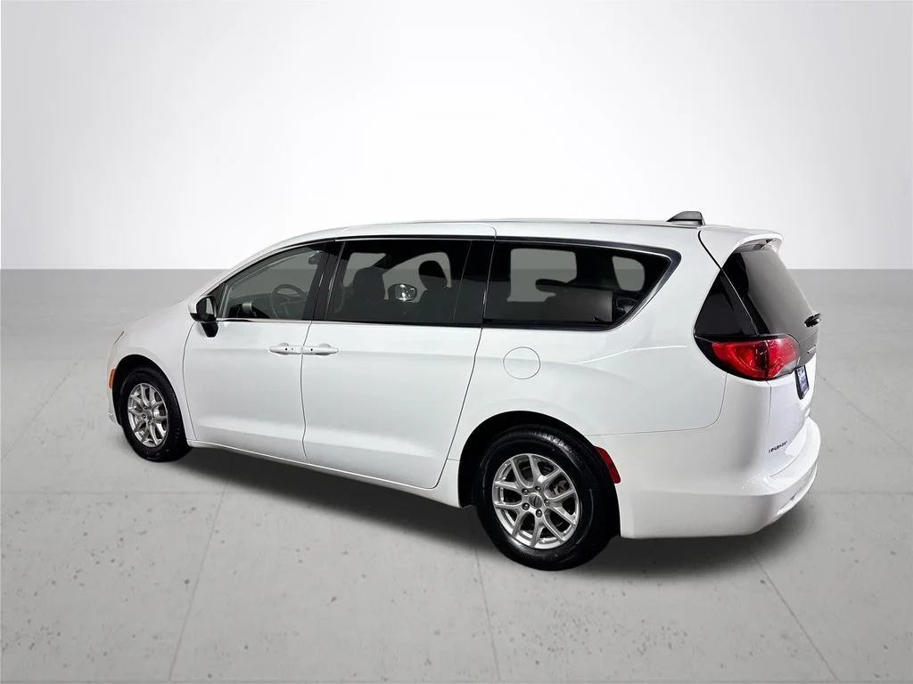 Used 2022 White Chrysler LX image 8