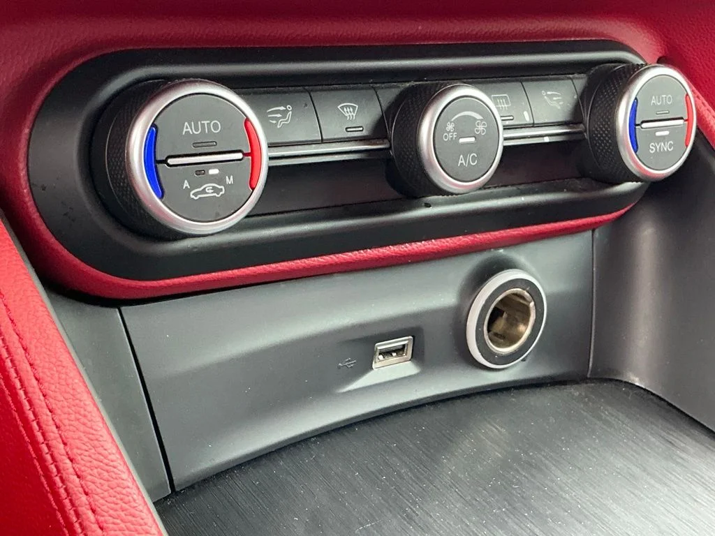 Used 2019 White Alfa Romeo Base image 42
