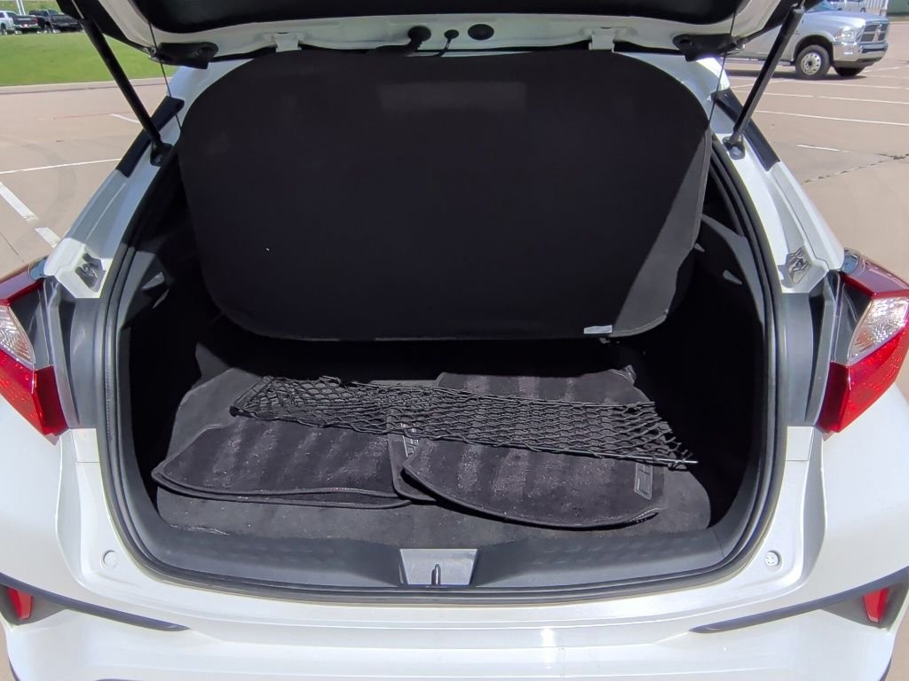Used 2020 White Toyota LE image 35