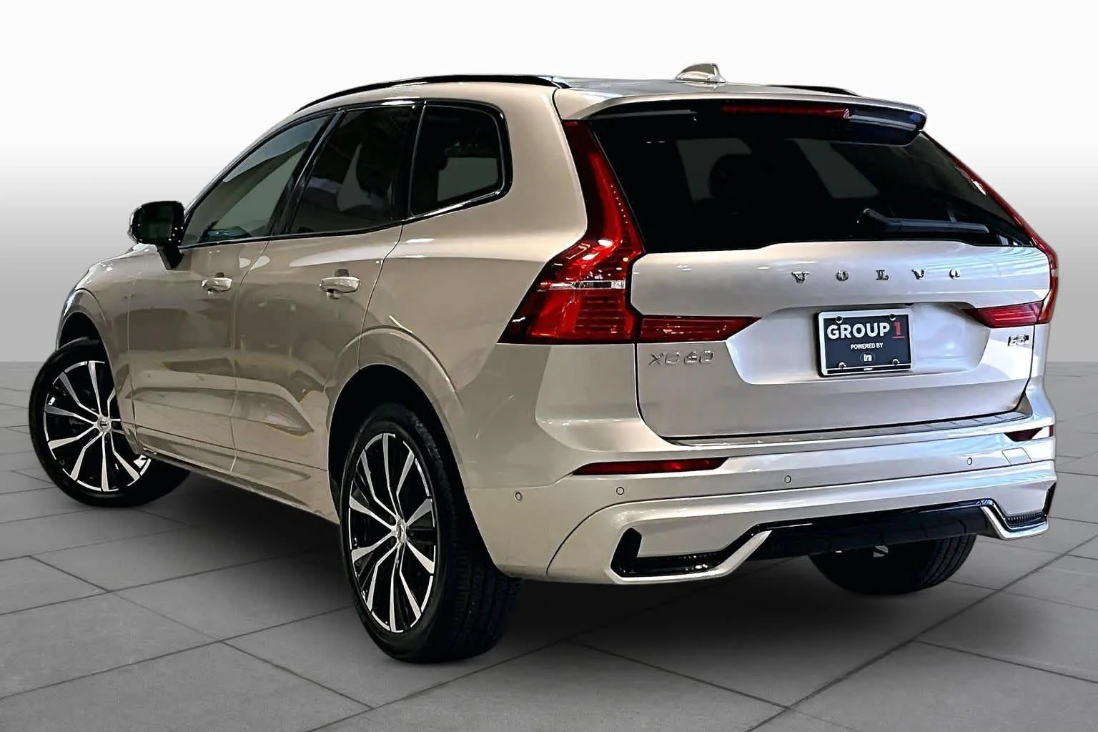 Used 2024 Bright Dusk Metallic Volvo Plus Dark Theme image 12