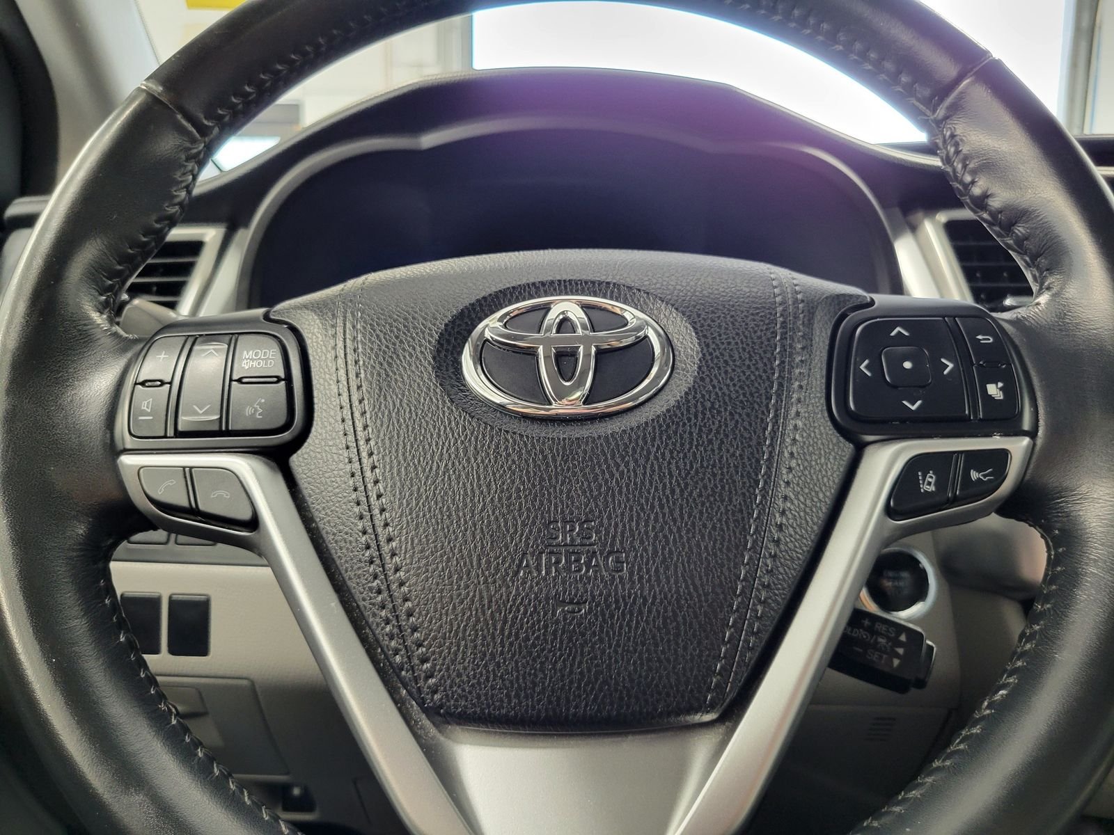 Used 2017 Silver Toyota XLE image 13