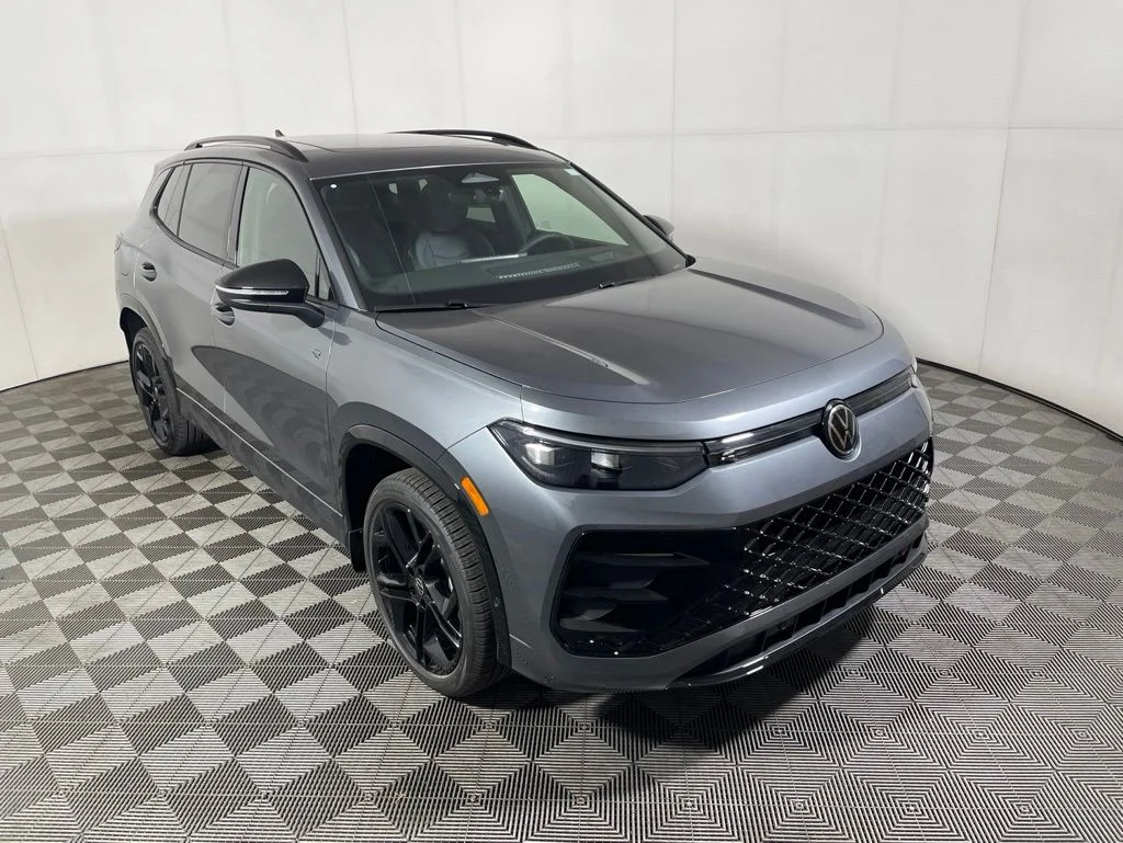 2026 Volkswagen Tiguan 2.0T SE R-Line Black 4Motion's photo