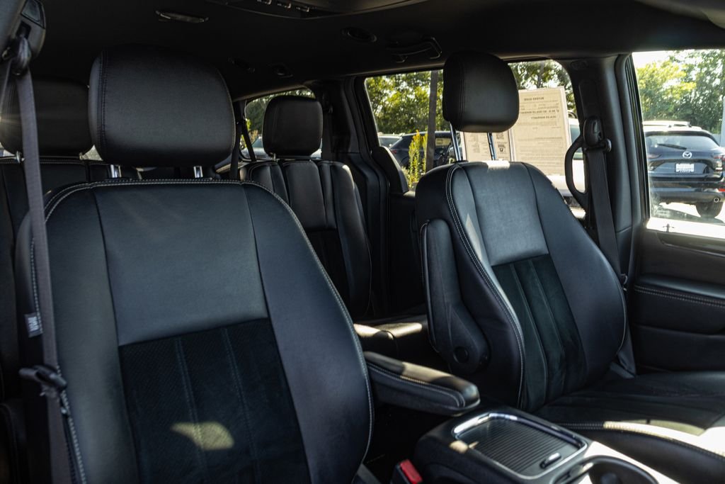 Used 2017 Black Dodge SXT image 34