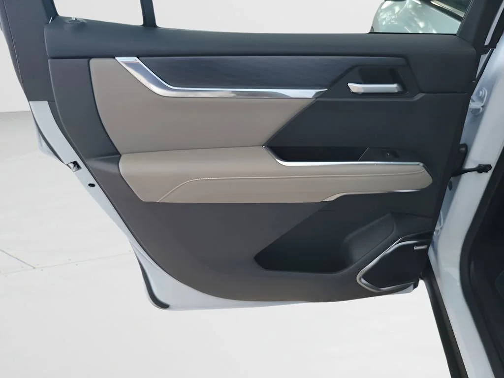 New 2026 Glacier White Tricoat GMC Elevation image 43