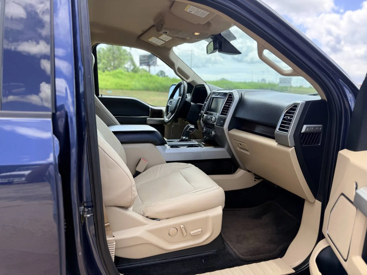 Used 2015 Blue Ford Lariat 4x4 4dr SuperCrew 5.5 ft. SB image 17