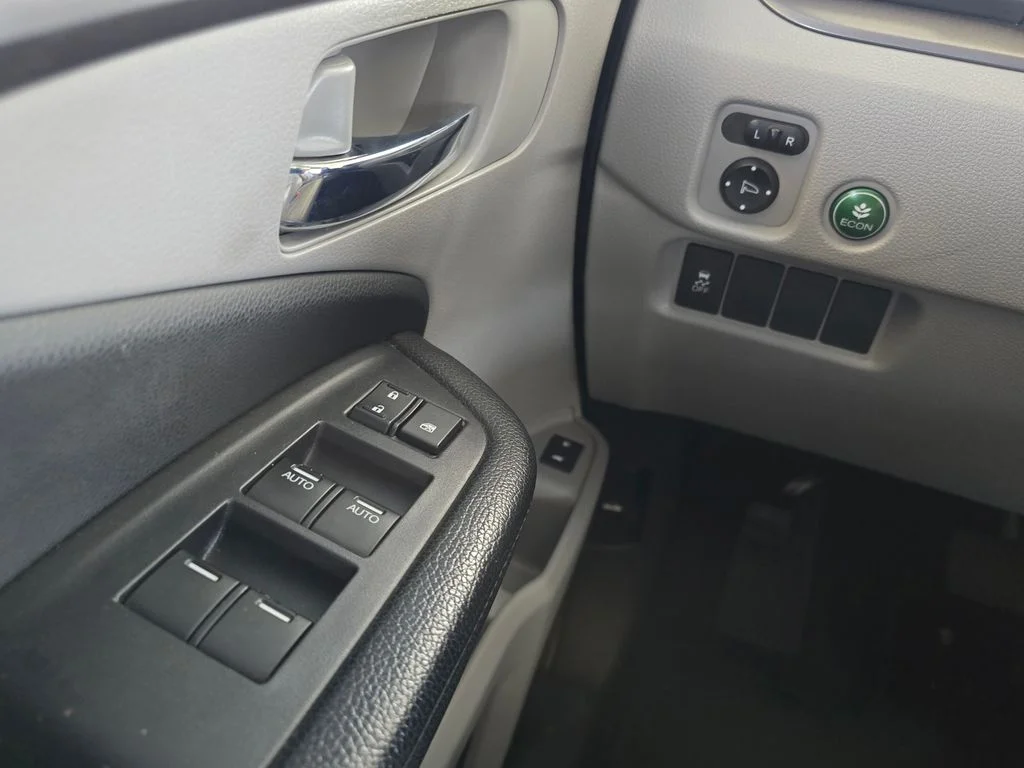 Used 2016 Silver Honda EX-L image 43