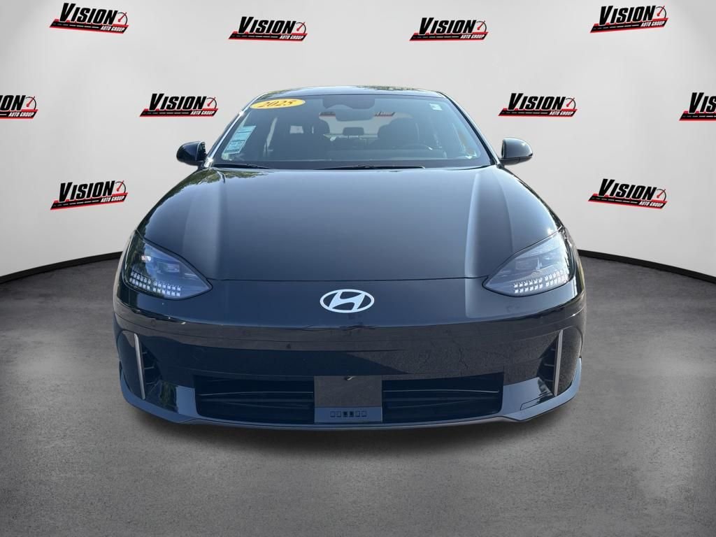 Used 2025 Black Hyundai SE image 2