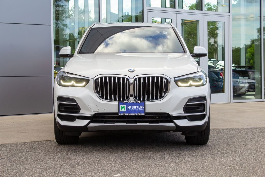 Used 2023 Mineral White Metallic BMW xDrive40i image 2