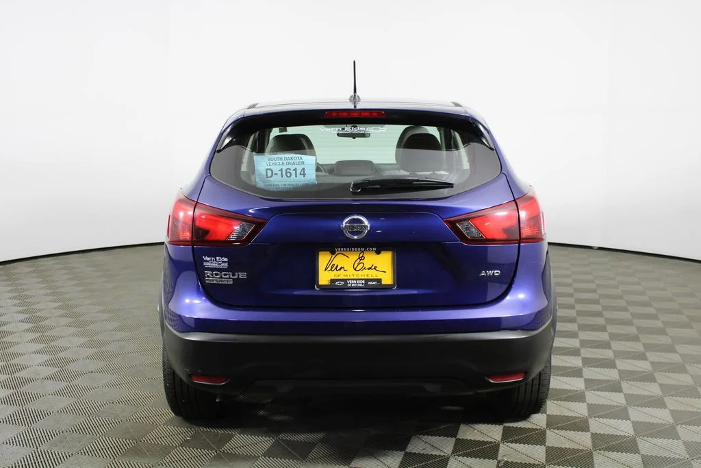 Used 2017 Blue Nissan S image 6