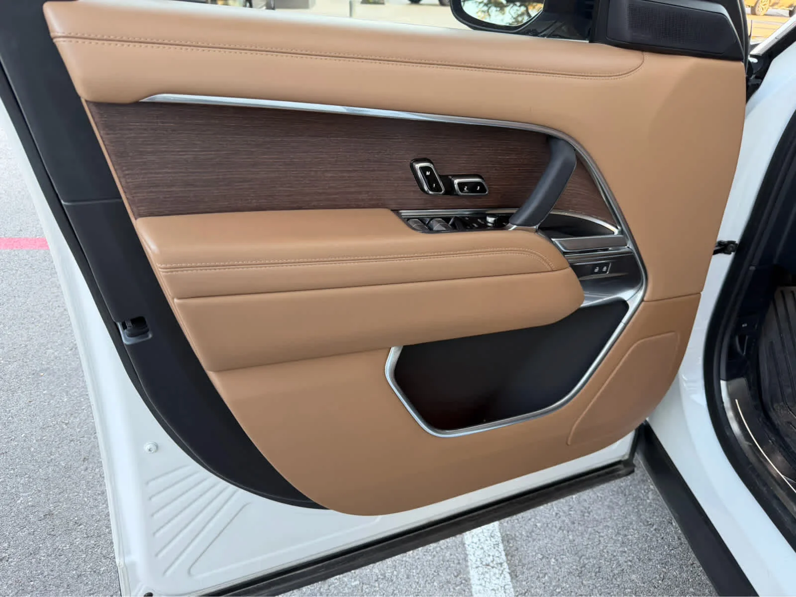 Used 2025 WHITE Land Rover SE image 9