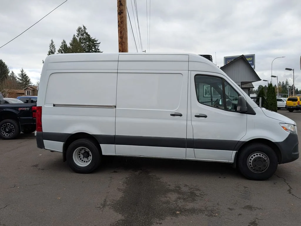 Used 2019 White Freightliner High Roof image 8
