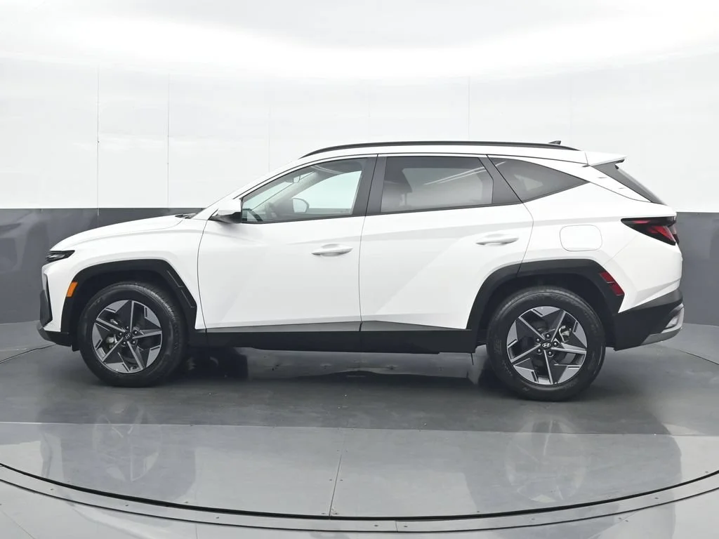 Used 2025 White Hyundai SEL image 3