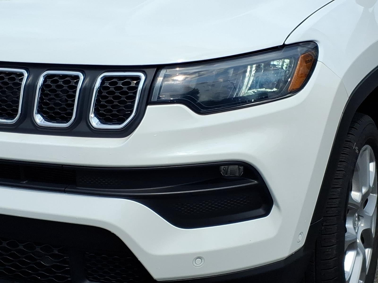 Used 2023 Bright White Clearcoat Jeep Latitude Lux image 16