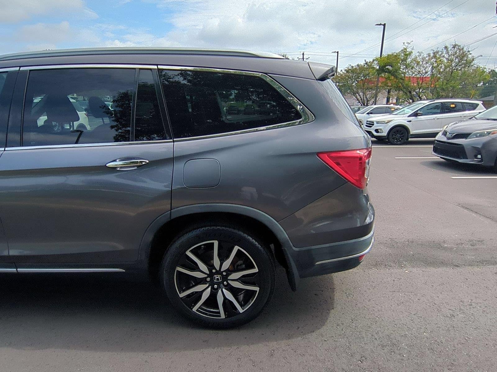 Used 2019 Modern Steel Metallic Honda Touring 8-Passenger image 11