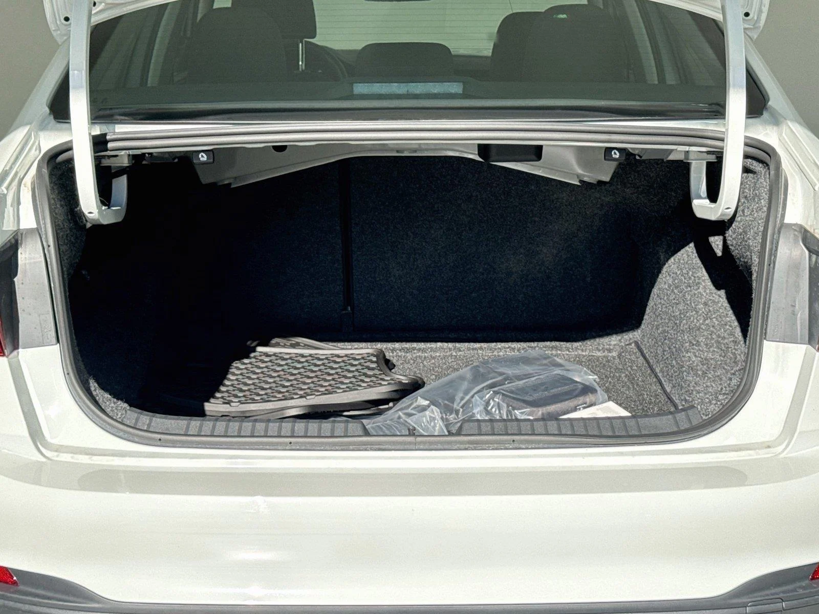 New 2027 Pure White Volkswagen S image 23