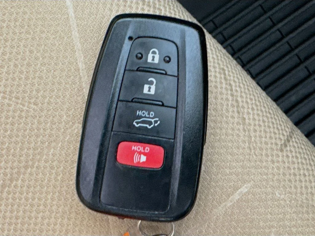 Used 2025  Toyota XLE image 36