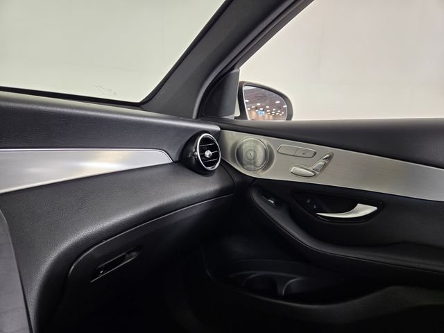 Used 2019 White Mercedes-Benz GLC 300 image 29