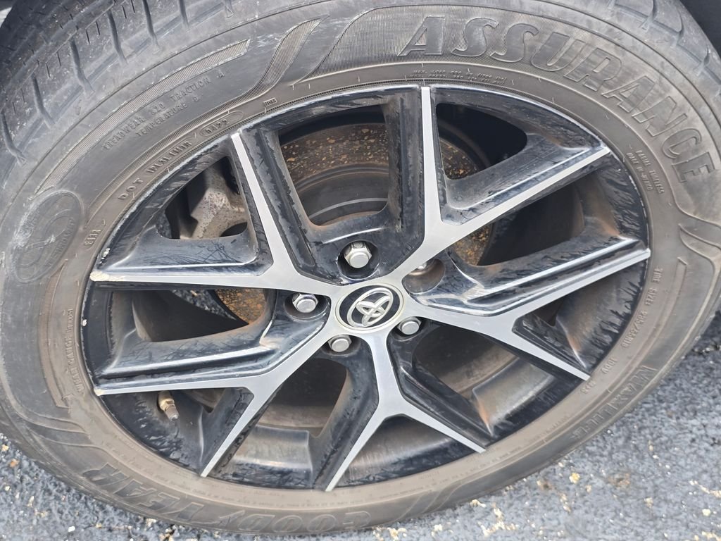 Used 2018 White Toyota SE image 9