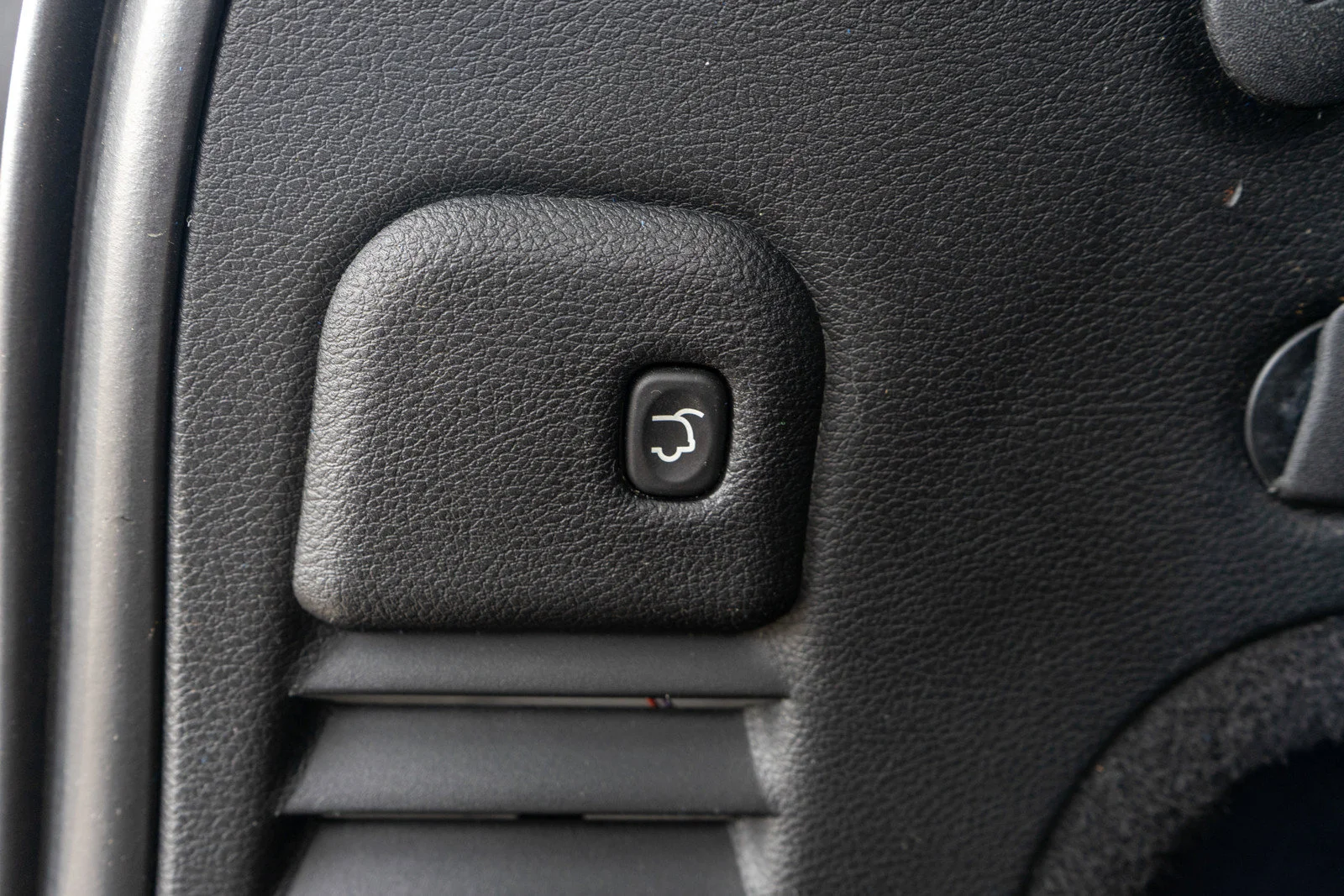 Used 2019 Bright White Clearcoat Jeep Altitude image 10