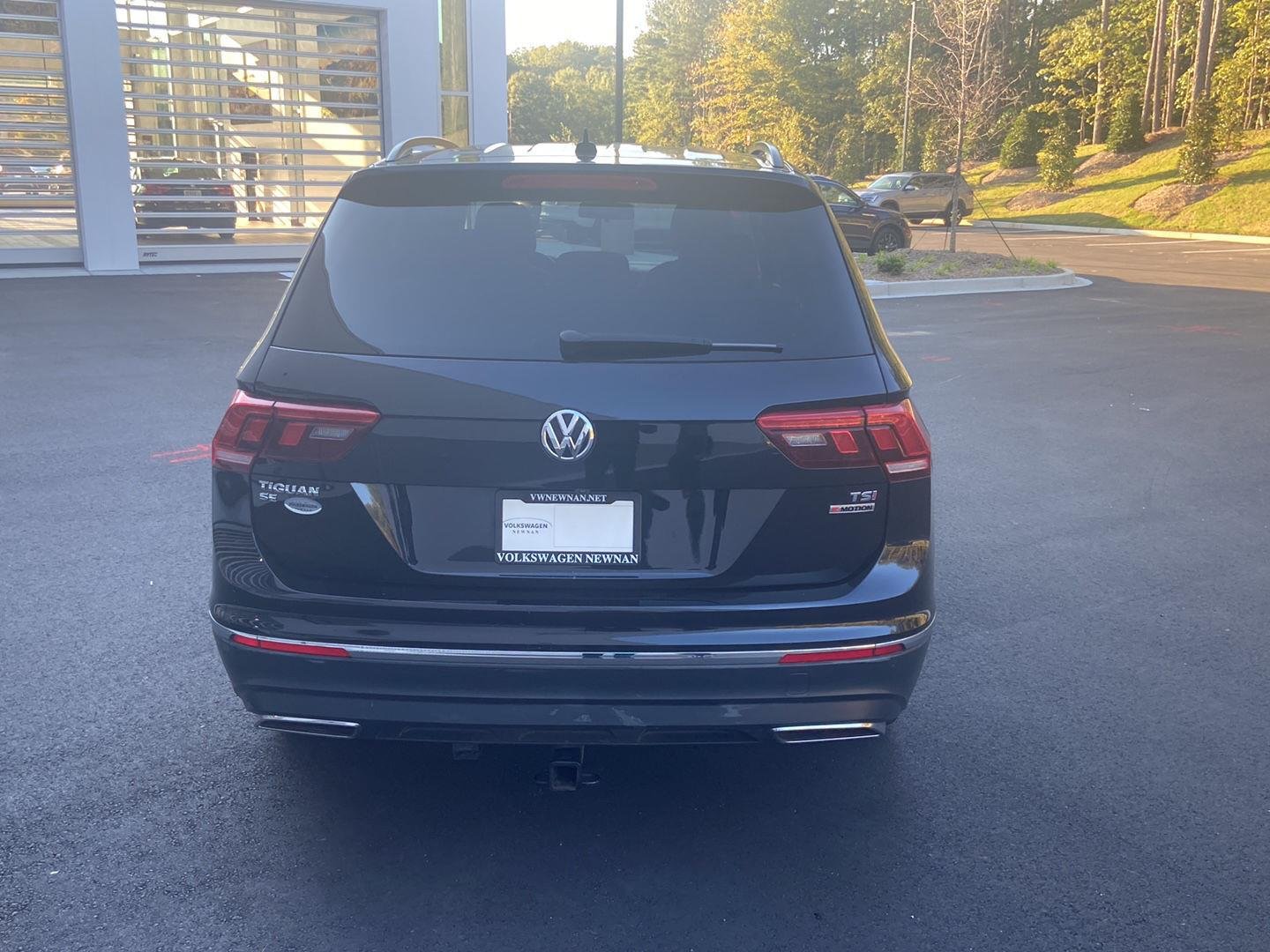 Used 2018 Deep Black Pearl Metallic Volkswagen SE image 6