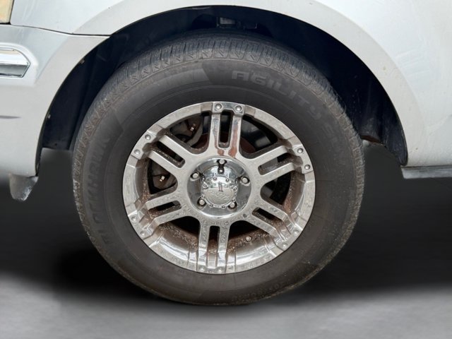 Used 2007 Silver Chrysler Limited image 25