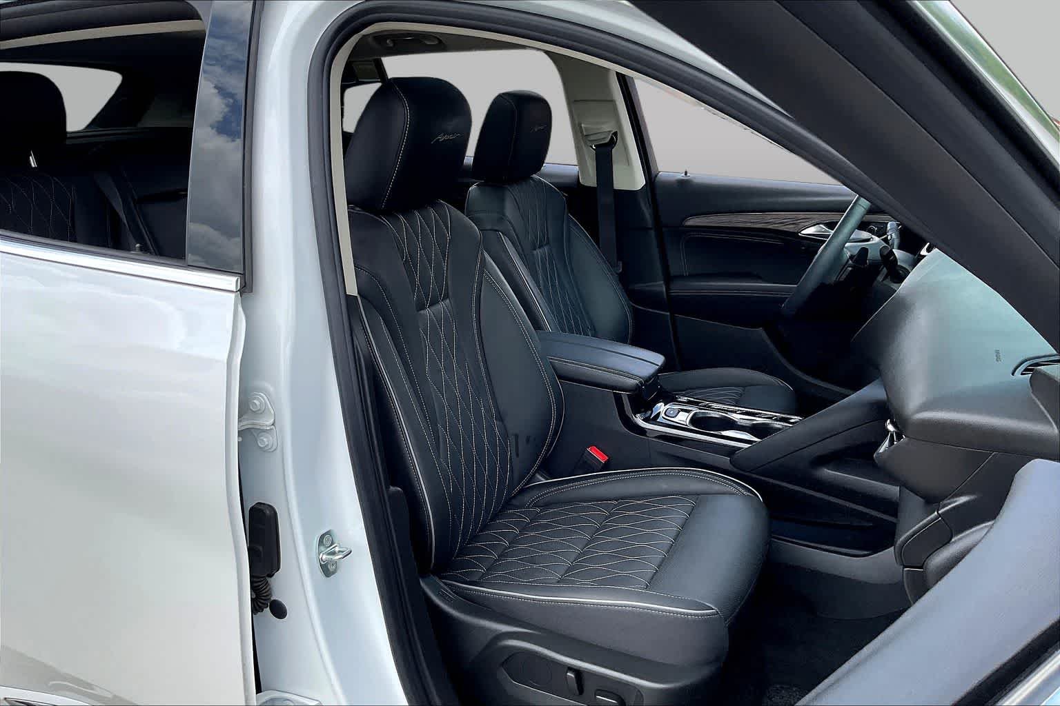 Used 2023 White Frost Tricoat Buick Avenir image 9