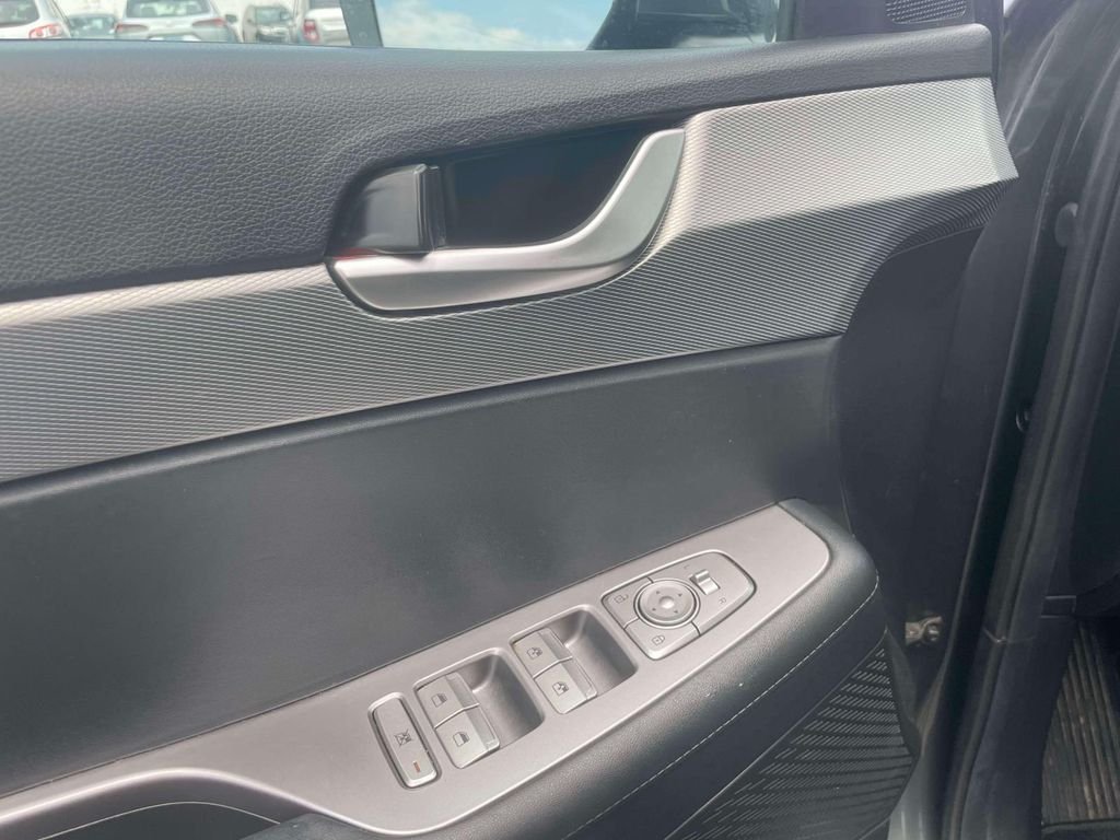 Used 2020 Green Hyundai SE image 18