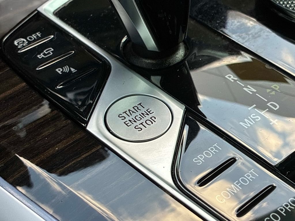 Used 2021 White BMW xDrive40i image 32