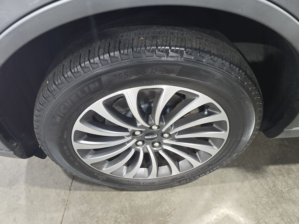 Used 2022 Gray Lincoln Reserve image 12