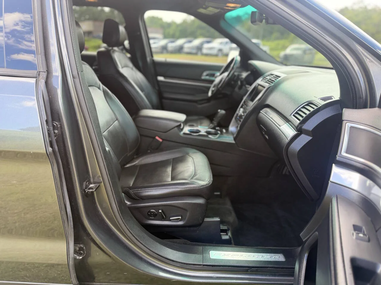 Used 2016 Gray Ford Limited 4dr SUV image 28