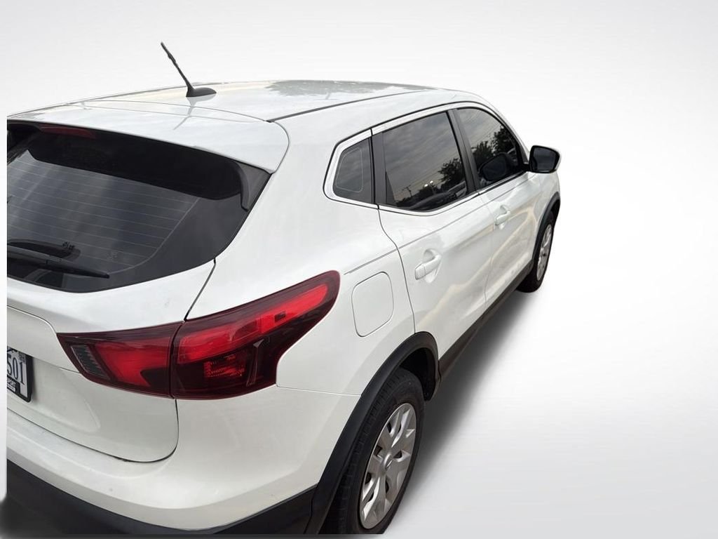 Used 2018 White Nissan S image 7