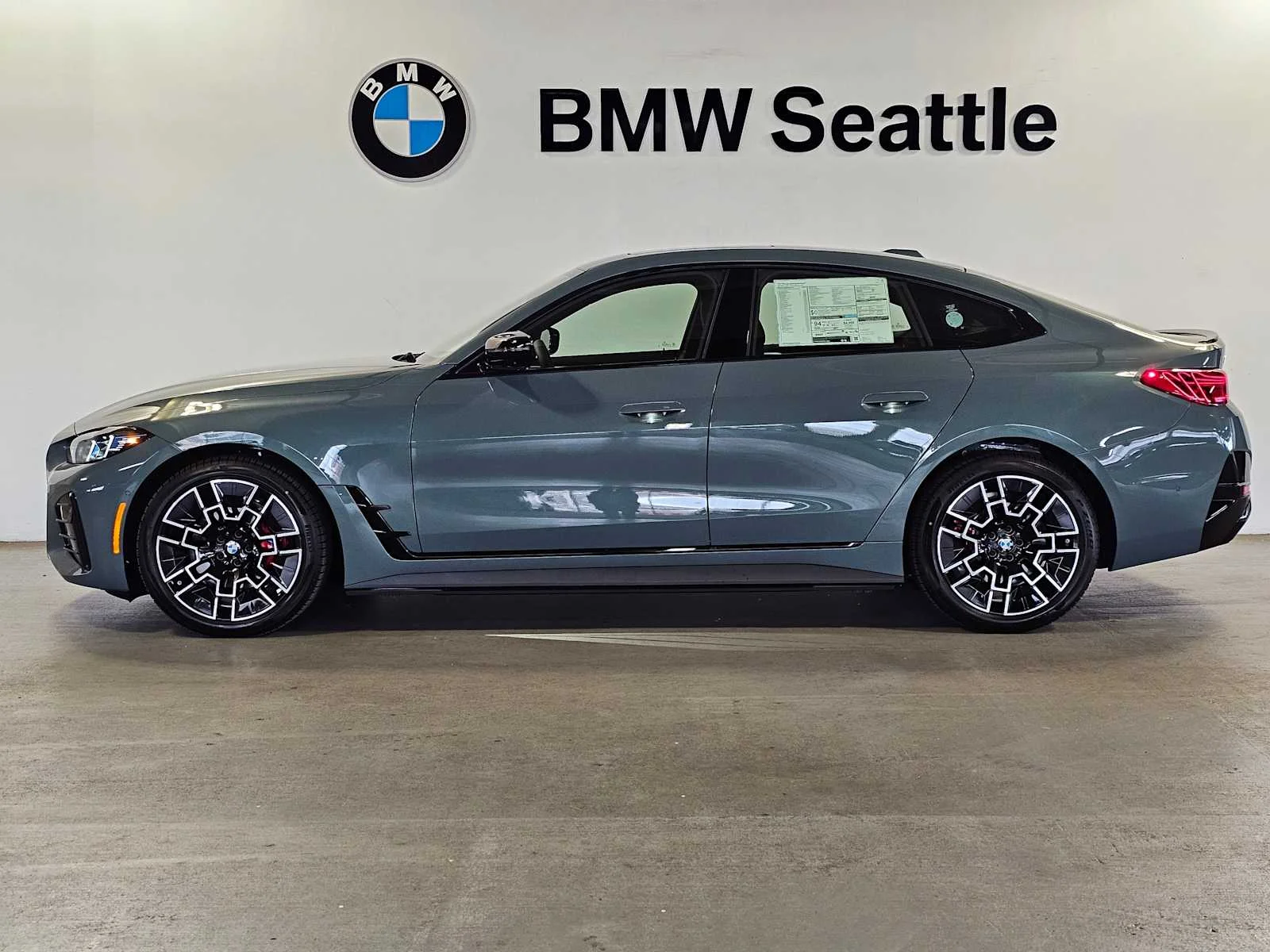 New 2026 Cape York Green Metallic BMW xDrive40 image 3