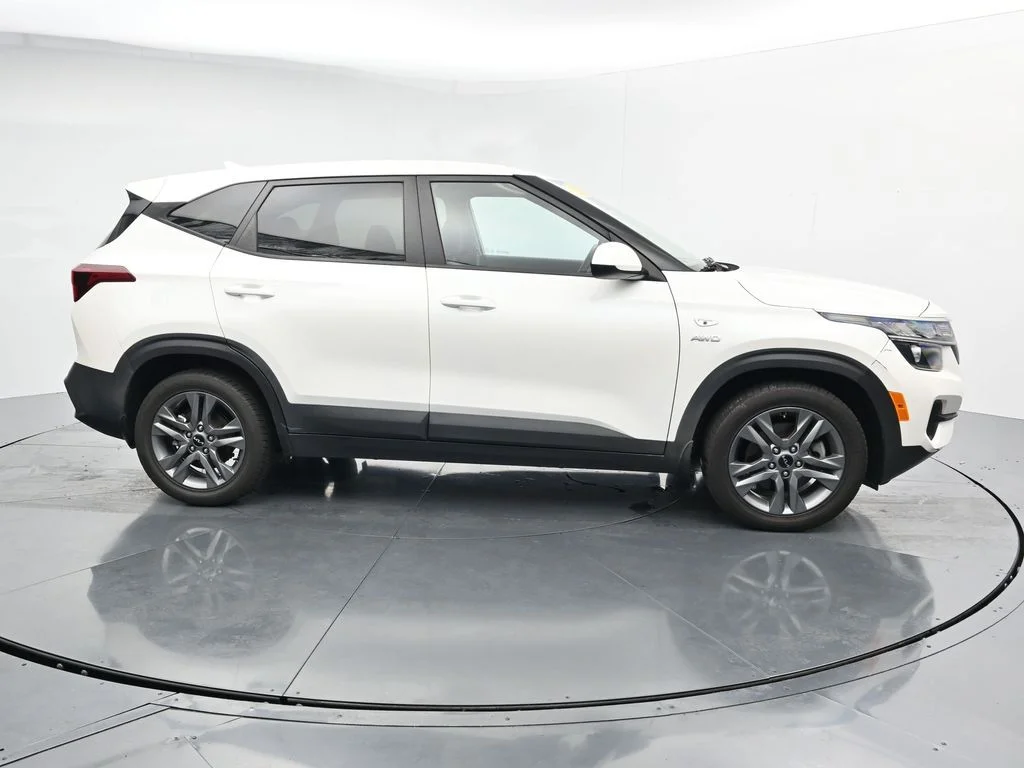 Used 2022 White Kia LX image 9