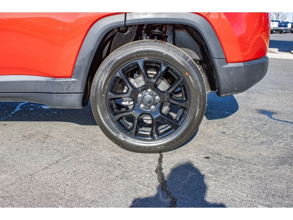 New 2026 Red Hot Pearlcoat Jeep Latitude Altitude image 8