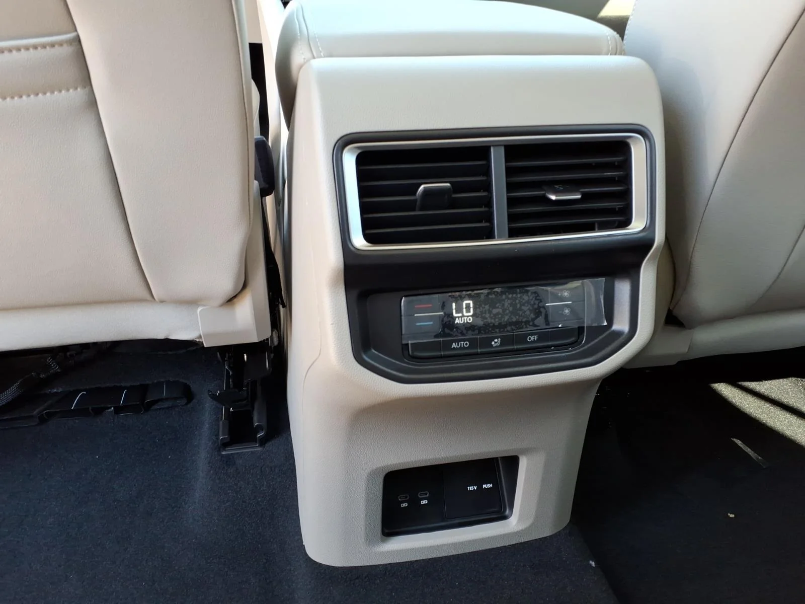 Used 2026 Opal White Pearl 0p0p Volkswagen 2.0T SE W/Technology 4MOT image 17