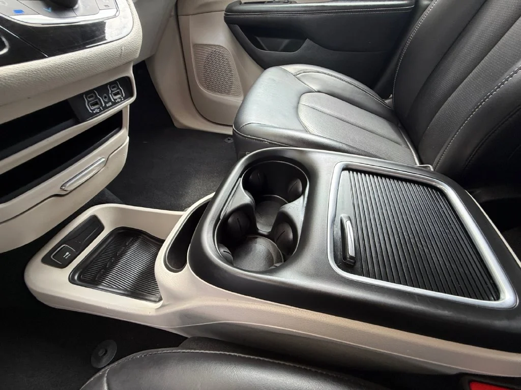Used 2023 Silver Chrysler Touring L image 23