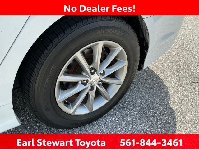 Used 2018 White Hyundai SE image 40